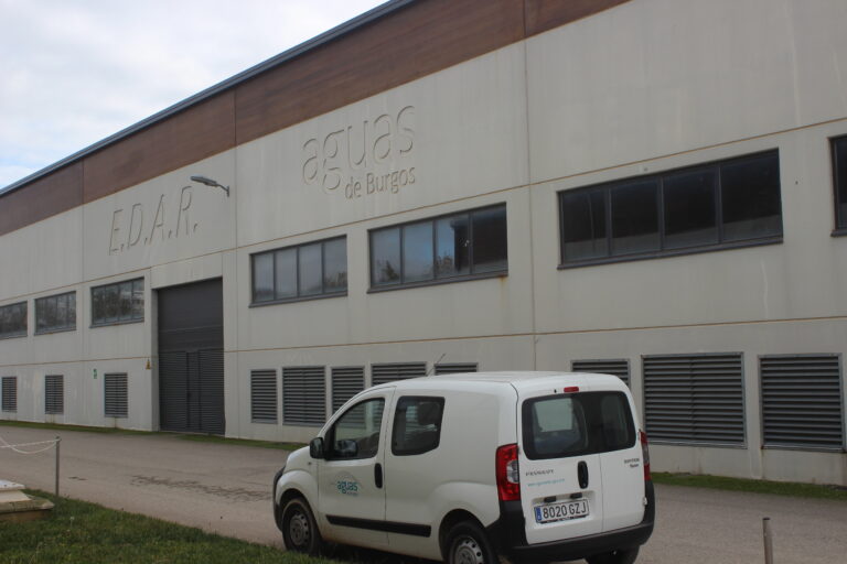 Aguas de Burgos realizará un estudio de control y captura de microplásticos en la EDAR de Villalonquéjar